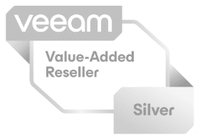 Ein Bild des Veeam Value-Added Reseller-Logos mit einer silbernen Stufenbezeichnung. Das Logo zeigt den Namen Veeam oben links, den Text „Value-Added Reseller“ in der Mitte und „Silver“ unten rechts, alles eingeschlossen in ein silberumrandetes geometrisches Design, das einen erstklassigen IT-Sicherheitsdienstleister darstellt.