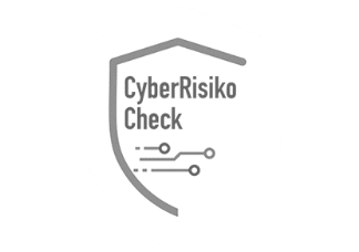 Ein Schildsymbol mit dem Text „CyberRisiko Check“ darin. Unter dem Text befinden sich drei kleine Kreise, die durch Linien verbunden sind und einem Leiterplattendesign ähneln. Dieser von Cyber Security inspirierte Schildumriss und die Leiterplattenelemente sind schwarz auf weißem Hintergrund.