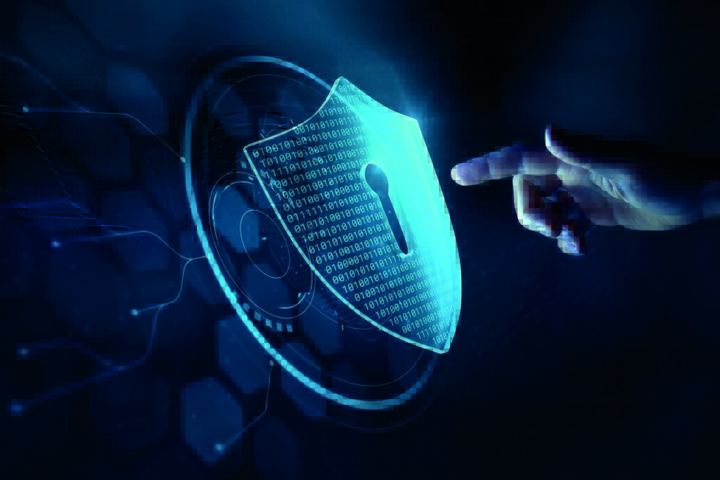 Eine leuchtende Hand greift nach einem digitalen Schild mit einem Schlüsselloch, das mit einem binären Code bedeckt ist und Cybersicherheit und Datenschutz in einer futuristischen, blau getönten Oberfläche symbolisiert.