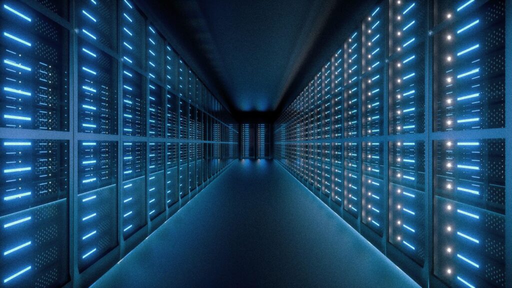 Ein langer Korridor, der auf beiden Seiten von Reihen von Serverschränken gesäumt ist, die von blauen LED-Lichtern beleuchtet werden und eine futuristische und hochtechnologische Atmosphäre schaffen.